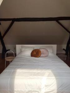 Una cama o camas en una habitación de Hômage