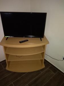 ハイドゥソボスローにあるRáday Apartmanの木製の台の上のテレビ