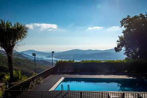 uma piscina com vista para as montanhas em Convento San Payo em Vila Nova de Cerveira