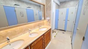 Koupelna v ubytování Quartos para viajantes, surfistas, grupos, Boa Energia