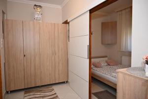 Pálma Apartman في غيولا: غرفة نوم صغيرة مع خزانة وسرير