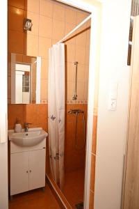 Ванна кімната в Pálma Apartman