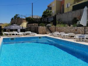 Bazén v ubytovaní Family apartments Grguric alebo v jeho blízkosti