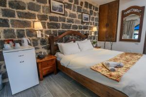 una camera da letto con un letto con un orsacchiotto sopra di Shirat Hayam Boutique Hotel a Tiberias