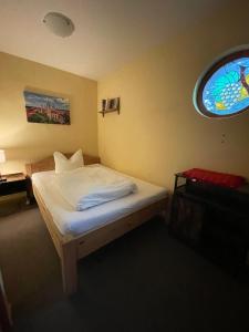 a bedroom with a bed and a stained glass window at Ferienhaus Silvaner in Naumburg