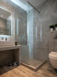 Kúpeľňa v ubytovaní Sunset Studios - Suites with Seaview & Back Side Apartements