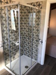 um chuveiro com uma porta de vidro na casa de banho em Pozzillo San Rocco em Arnesano