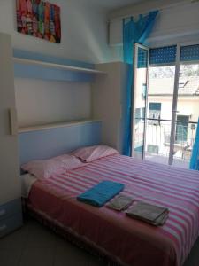 ein Schlafzimmer mit einem Bett mit zwei Handtüchern darauf in der Unterkunft Raggi di Sole in Monterosso al Mare