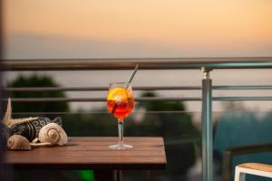 Nápoje v ubytovaní Sunset Studios - Suites with Seaview & Back Side Apartements