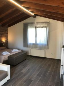 1 dormitorio con 2 camas y ventana en Pozzillo San Rocco, en Arnesano