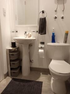 科恰班巴的住宿－Estudio Monoambiente，浴室配有白色卫生间和盥洗盆。