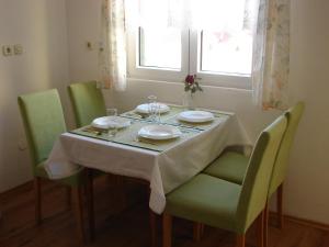 Posedenie v ubytovaní Family apartments Grguric