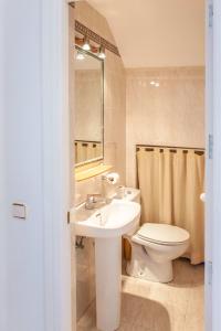A bathroom at 13 - EL DUPLEX de la ALAMEDA - ENJOY TARIFA