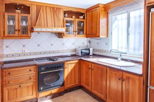 A kitchen or kitchenette at 13 - EL DUPLEX de la ALAMEDA - ENJOY TARIFA Még 9 kép