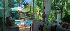 sala de estar con vistas a la piscina en La Tropezina, en Búzios