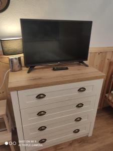 A television and/or entertainment centre at Bíborlak 7