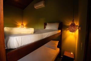 Кровать или кровати в номере Hostel La Isla