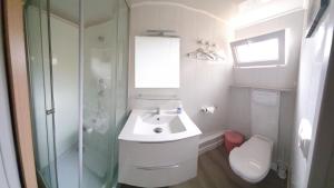 La MaranaにあるClematissoのバスルーム(シンク、シャワー、トイレ付)