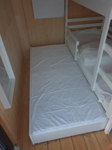Giường trong phòng chung tại Schwimmendes Haus, freier Blick aufs Wasser im Schärengebiet Blankaholm inkl Boot