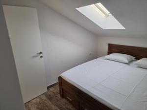 Postel nebo postele na pokoji v ubytování Aksa Residences