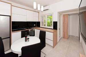 Kuchyň nebo kuchyňský kout v ubytování Apartment White Pearl