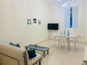 una sala de estar con un sofá y una mesa en Cerasella house, en Castellammare di Stabia