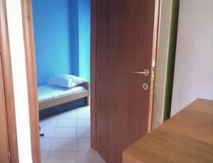 une porte menant à une petite chambre avec un petit lit dans l'établissement Paradise comfortable apartment, à Thessalonique