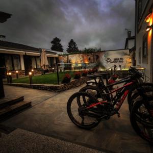 eine Gruppe von Fahrrädern, die vor einem Gebäude geparkt sind in der Unterkunft Casa do Maestro in Portomarin