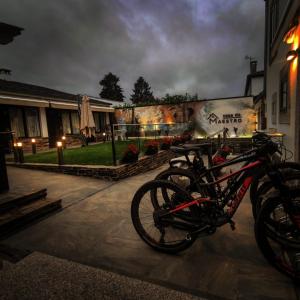 un grupo de bicicletas estacionadas frente a un edificio en Casa do Maestro, en Portomarín