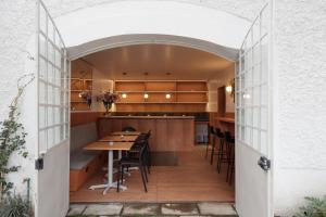 an open doorway to a kitchen with a table and chairs at Hotel Boutique Casa Eduviges in Guadalajara