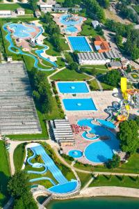 una vista aérea de un parque acuático con varias piscinas en Happy Camp Mobile Homes in Camping Terme Čatež en Čatež ob Savi