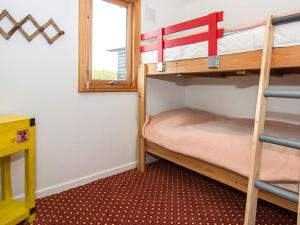 a bunk bed room with two bunk beds and a window at Panoramic Cottage Retreat-By Traum in Hejls