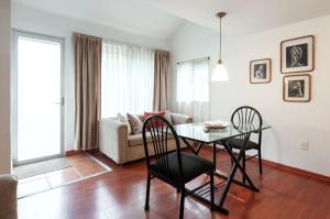 sala de estar con mesa, sillas y sofá en Suite 4B Bazzar, Garden House, Welcome to San Angel, en Ciudad de México