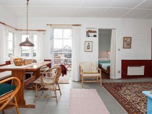 ファーンにあるHoliday home Fanø VIIのリビングルーム(テーブル、椅子付)、ベッドルーム1室が備わります。