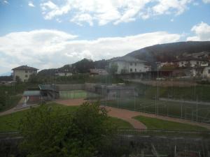 una cancha de tenis con una cancha de tenis en Agritur Melango, en Fondo