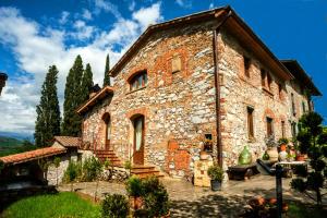 an old stone house with a stone istg istg at B&B la Concordia in Serravalle Pistoiese