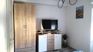 TV a/nebo společenská místnost v ubytování Sunset