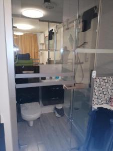 Ένα μπάνιο στο Apartamenty GALERIA PÓŁNOCNA +53 φωτογραφίες