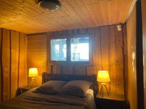 Uma cama ou camas num quarto em Le petit chalet des Greys