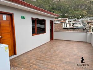 Blick auf ein Haus mit einer Terrasse in der Unterkunft Chaperón Lodging in Alausí