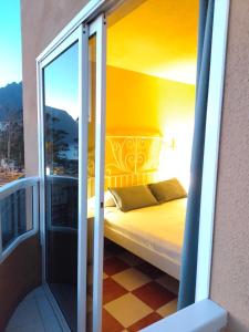 プエルト・デ・サンティアゴにあるApartamento con vista Los Gigantesのベッドルーム1室(ベッド1台付)、バルコニー