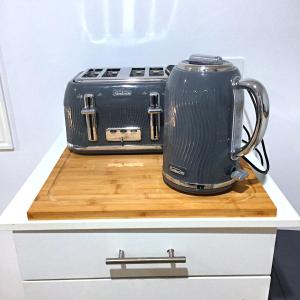 a toaster and a toaster sitting on a counter at Large Studio Unit Close to Theme Parks in Gold Coast