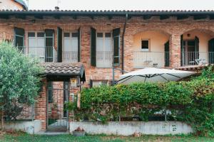 a brick building with an umbrella in front of it at Arzigà in Chieri