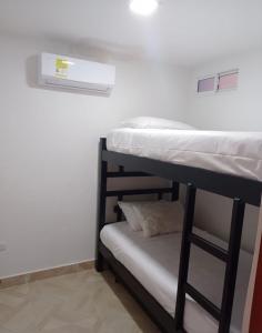 タガンガにあるANCON HOUSEの二段ベッド2組が備わる客室です。