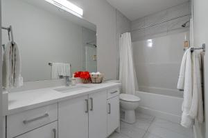 Ένα μπάνιο στο Modern 1br Home Full Kitchen Smarttv