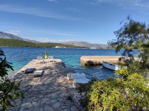 コルチュラにあるVilla Katićの船着き場(椅子付)
