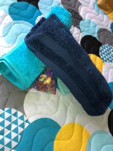 ein Paar Socken auf einem Bett in der Unterkunft Villa Casa Ti Choul in Rivière-Pilote + 37 Fotos