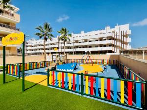 einen Spielplatz vor einem Apartmenthaus mit Spielplatz in der Unterkunft Azul in Orihuela