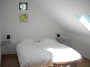 À la Belle Vue في Limbourg: سرير أبيض في غرفة نوم بيضاء مع نافذة