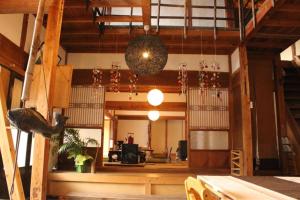 a large room with wooden floors and wooden beams at 百笑宿場couch in Motosu